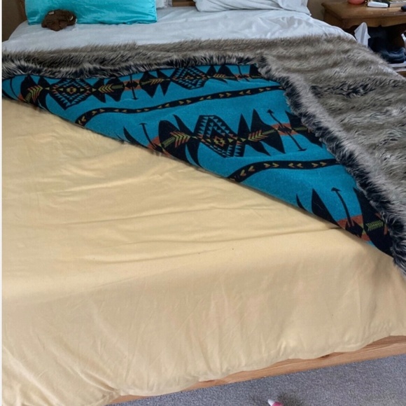 Spirit Hoods Grey Wolf Faux Fur Blanket Gently Used Great Condition - Picture 2 of 3